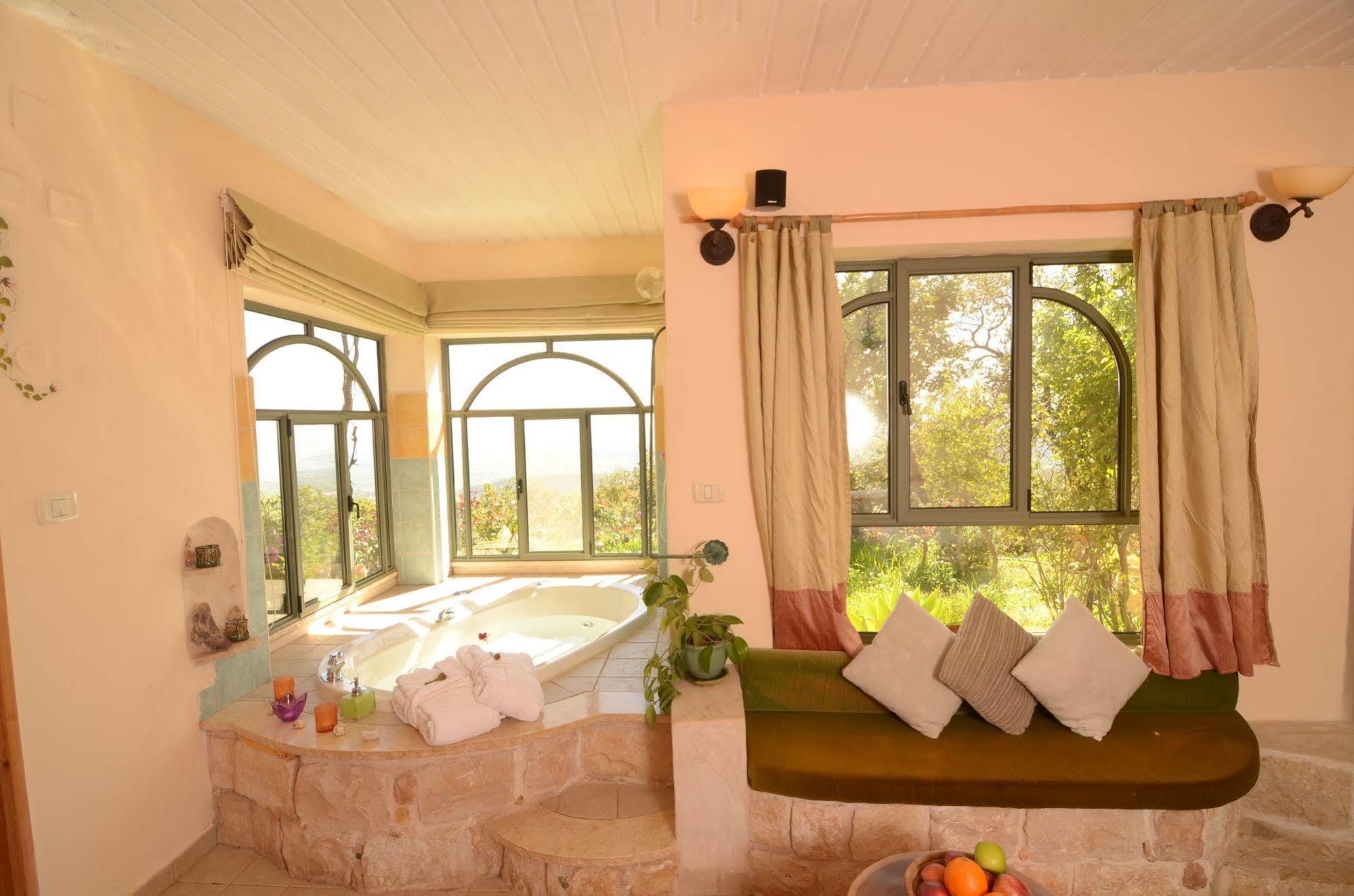 Rose Garden - Gan Vradim Chalet Amirim